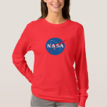T-shirt à manches longues Iconique pour femmes de<br><div class="desc">Cet article est sans conteste le symbole de notre époque : l'insigne classique de la NASA. Un symbole audacieux qui, comme la NASA elle-même, ne connaît aucune limite. Immédiatement reconnaissable à travers le monde, l'Insignia de la NASA a longtemps défendu le progrès, l'innovation, et le type d'audace et d'audace quasiment...</div>