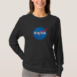 T-shirt à manches longues Iconique pour femmes de<br><div class="desc">Cet article est sans conteste le symbole de notre époque : l'insigne classique de la NASA. Un symbole audacieux qui, comme la NASA elle-même, ne connaît aucune limite. Immédiatement reconnaissable à travers le monde, l'Insignia de la NASA a longtemps défendu le progrès, l'innovation, et le type d'audace et d'audace quasiment...</div>