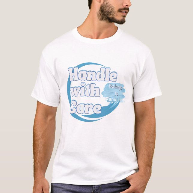 T-shirt À Manipuler Avec Soin – Appartient à 'Nom' Personn (Devant)