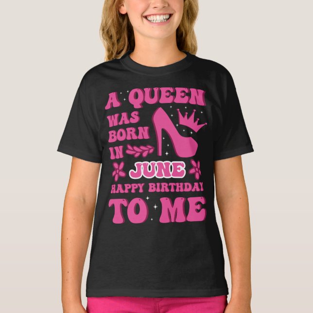 T-shirt A Queen Was Born in June – Bold Birthday Gift  (Devant)