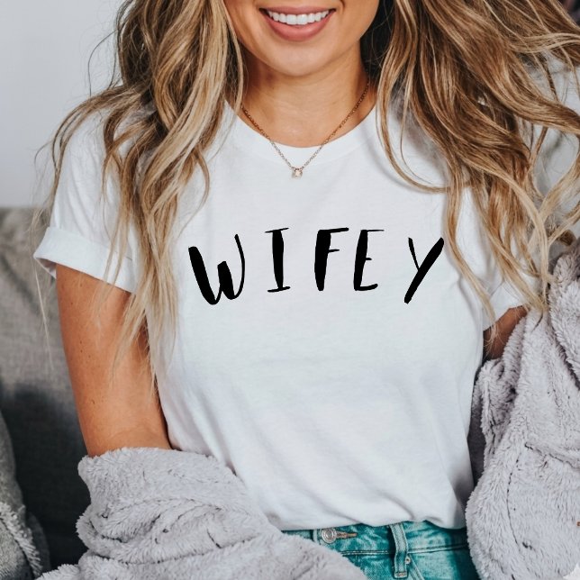 T-Shirt à texte moderne "white wifey" (Créateur téléchargé)
