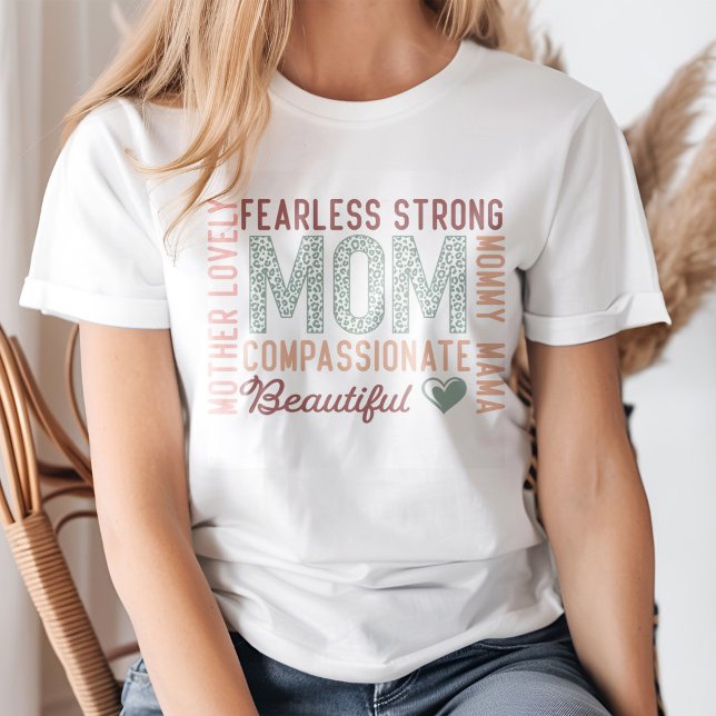 T-shirt à typographie rétro "Maman forte et intrép (Blond young woman wearing a "Fearless Strong Mom" Retro Mother's Affirmations T-Shirt.)
