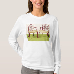 T-shirt Acajou de Chippendale dinant des chaises