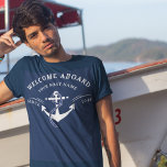 T-shirt Accueil nautique à bord Nom du bateau Ancre Marine<br><div class="desc">Bienvenue à bord de votre bateau avec cette coutume Bienvenue nautique à bord Nom du bateau Ancre T-shirt Marine ! Conçu avec un arrière - plan bleu marine classique et une ancre de bateau de premier plan, ce tapis de porte est parfait pour porter à votre lac ou maison côtière,...</div>