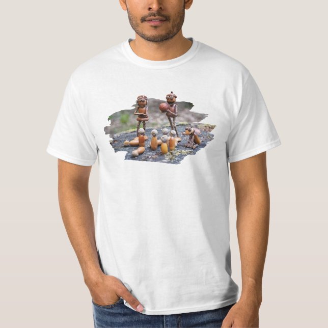 T-shirt Acorn elf joue des skittles sur le tronc (Devant)
