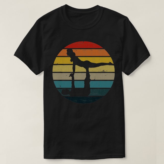 T-shirt Acroyoga Silhouette Sur Un Coucher De Soleil Rétro (Design devant)