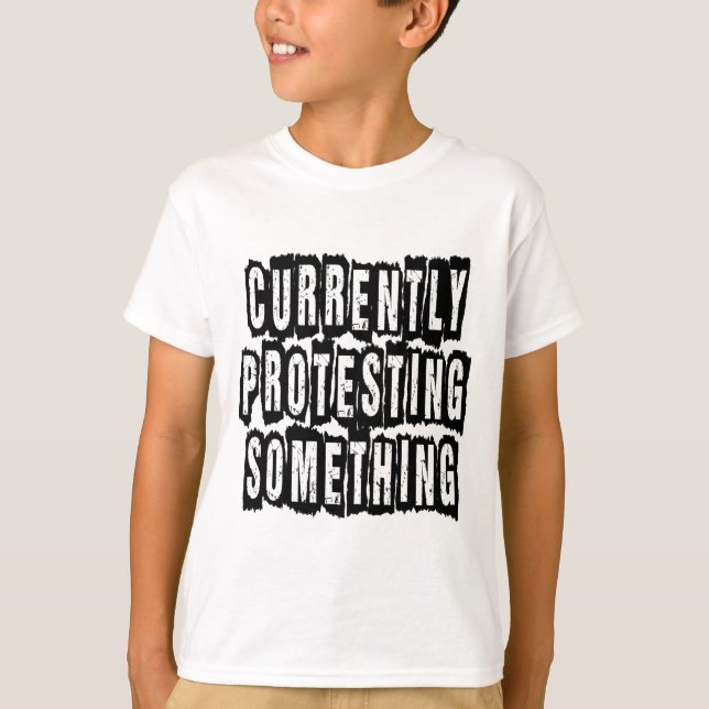 T-shirt Actuellement protestation de quelque chose (Devant)