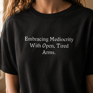 T-shirt Adopter la médiocrité à bras ouverts et fatigués,