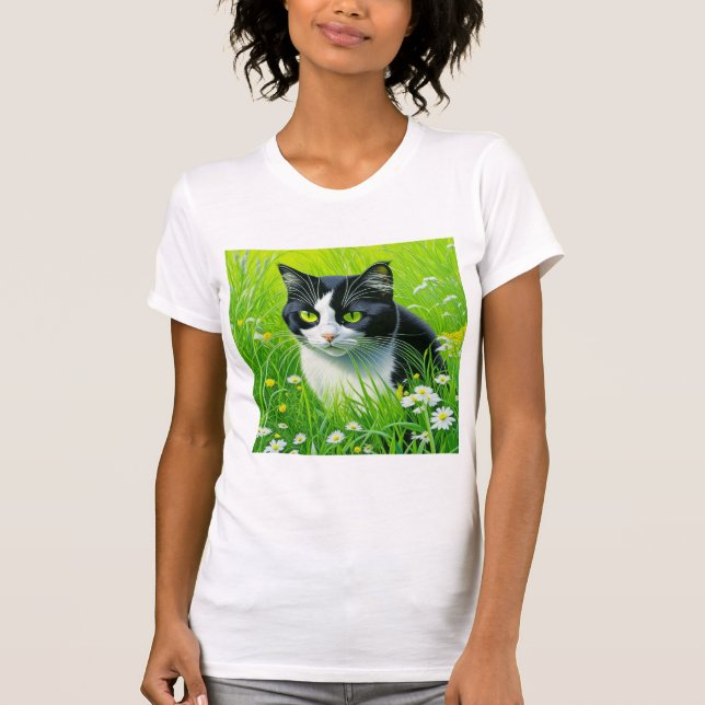 T-shirt Adorable Chat assis dans un champ de marguerites (Devant)