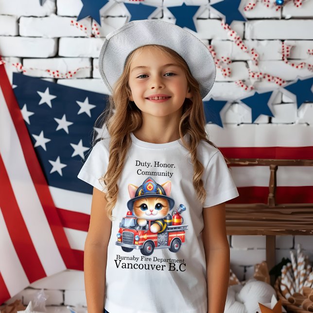 T-shirt Adorable chaton pompier dans un camion brillant (Créateur téléchargé)