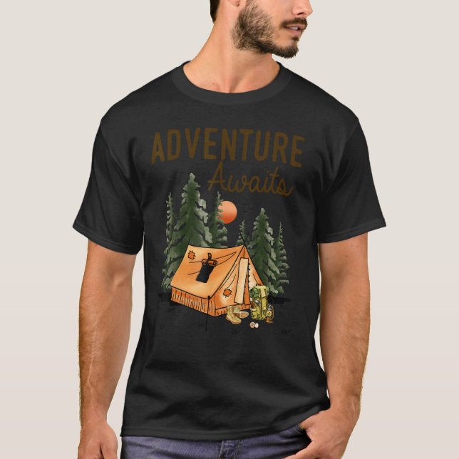 T-shirt Adventure Await Camping Camping Randonnée (Devant)
