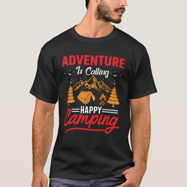 T-shirt adventure is calling happy camping in the nature (Devant)