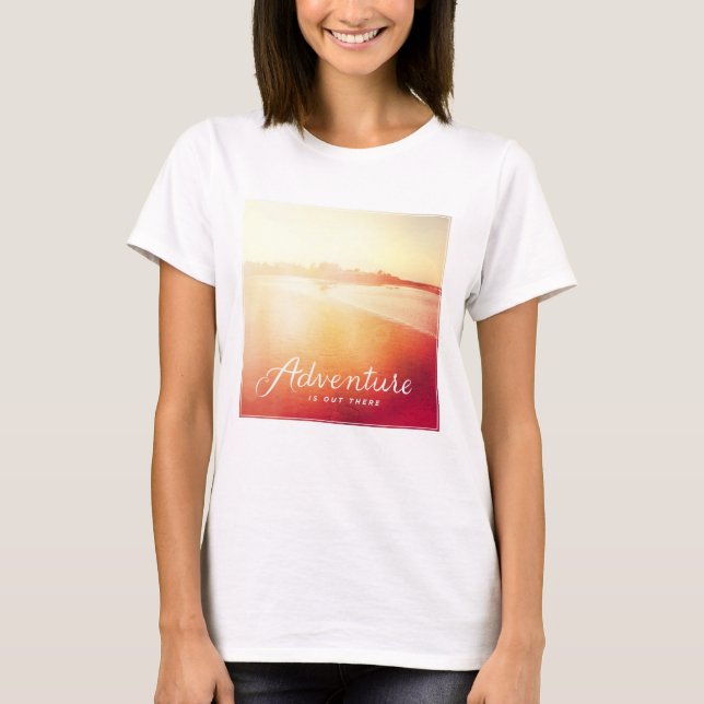 T-shirt Adventure Is Out There (Devant)