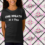 T-Shirt Affirmation, 1 Respirmation à la fois, Santé menta<br><div class="desc">Mots puissants pour la vie quotidienne Calmez les dragons de la peur en écoutant le rythme de la respiration. Quand nous essayons de faire trop. Écoutez la patience de chaque souffle. Un souffle à la fois.</div>