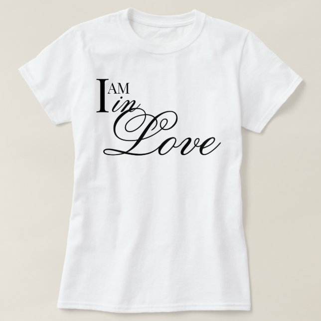 T-shirt affirmation de script chic "Je suis amoureux" (Design devant)