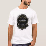 T-shirt Âgé au Étiquette de la perfection avec nom et anné<br><div class="desc">Un t-shirt vintage personnalisé style étiquette modèle en noir et faux or avec nom de famille,  prénom,  description (utiliser les mots utilisés pour décrire whisky/vin,  p. ex. corsé,  sucré,  exceptionnel,  noix,  gras,  épicé,  tarte,  enivrant,  raffiné,  ultra lisse,  etc.),  année et lieu de naissance. Grand cadeau d'anniversaire.</div>