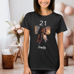 T-shirt Âge de la photo de la poule Anniversaire<br><div class="desc">Un t-shirt noir de couleur foncée Décoré d'un cadre photo en forme d'arc. Personnalisez et ajoutez un nom et un âge. Script manuscrit blanc.</div>