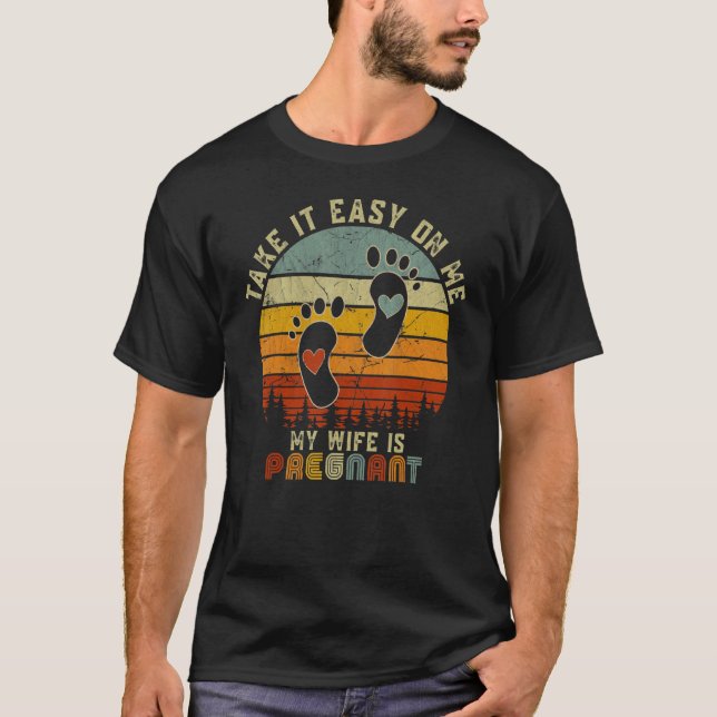T-shirt Aie Tout Simplement Sur Moi Ma Femme Est Enceinte  (Devant)