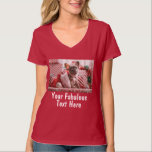 T-shirt Ajouter photo et texte personnalisé V-Cou rouge<br><div class="desc">Créez vos propres cadeaux d'affaires, Ajoutez Photo et Texte sur ce t-shirt de noël à col v rouge personnalisé. Créez facilement votre propre design de t-shirt cool. Le t-shirt personnalisé est également disponible pour les hommes et les enfants, dans différents choix de couleur. Parfait pour la fête de bachelorette, l'évènement...</div>