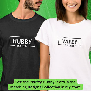 T-shirt Ajouter une année Changer le texte Hubby Wifey Cou