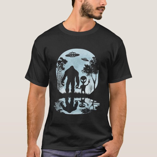 T-shirt Alien Bigfoot Moon Sasquatch UFO Extraterrestrial (Devant)