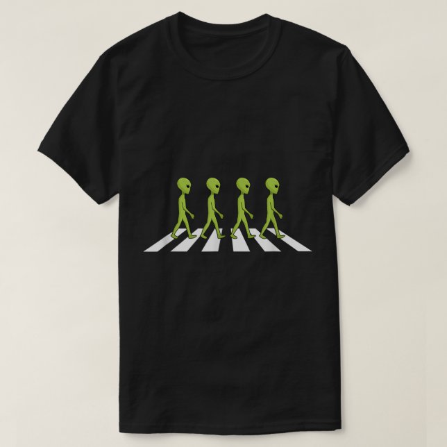T-shirt Aliens traversant et traversant la route drôle chi (Design devant)