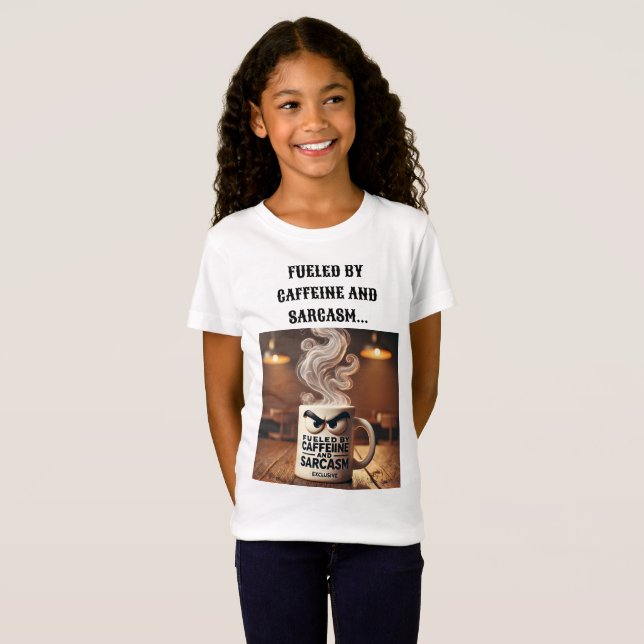 T-Shirt Alimenté par Caféine & Sarcasme Tee Design. (Devant entier)