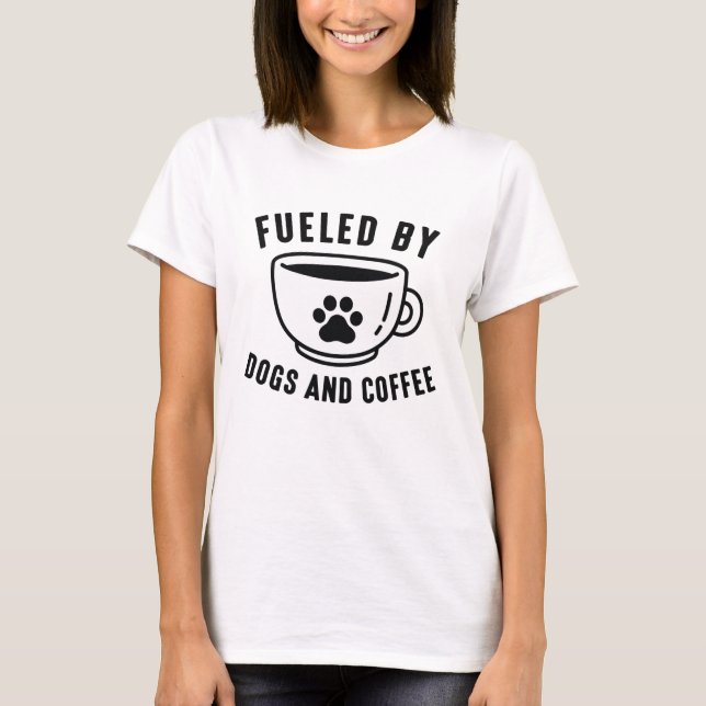 T-shirt Alimenté Par Des Chiens Et Du Café (Devant)