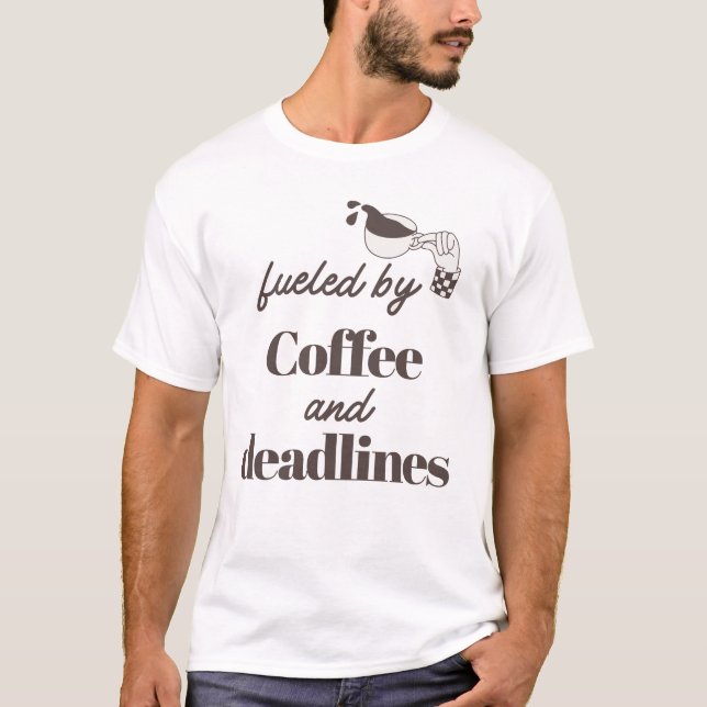 T-shirt Alimenté par le café et les échéances Design drôle (Devant)