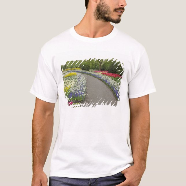 T-shirt Allée de trottoir à travers les tulipes et les jon (Devant)