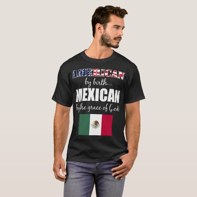T-shirt Américain par le Mexicain de naissance par le (Devant entier)