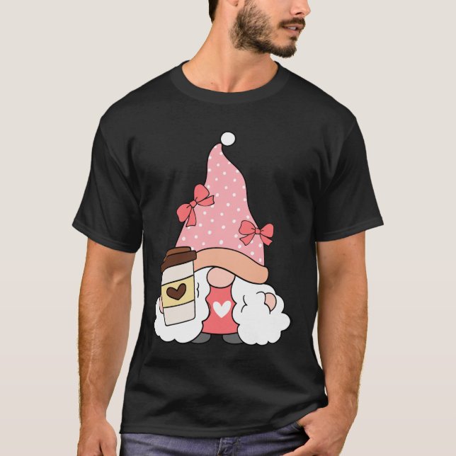 T-shirt Amoureux De Café Gnome Portant Un Unisex Rose (Devant)