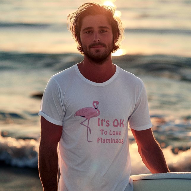 T-shirt Amoureux du Flamant rose drôle (handsome young adult male surfer wearing it's ok to love flamingos tee shirt)