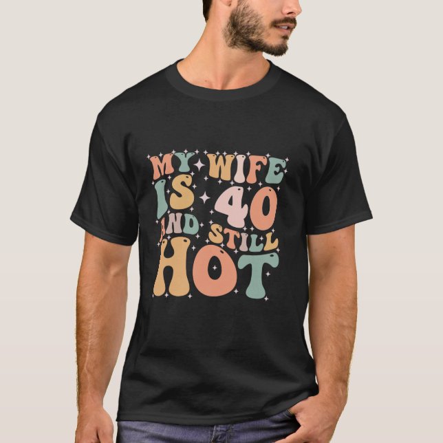 T-shirt Amusant 40 Anniversaire Ma Femme A 40 Ans Et Jusqu (Devant)
