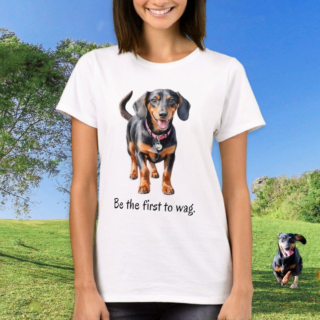 T-shirt Amusant Dachshund Chien Humour (A cute t-shirt with dachshund picture in a watercolor style, and caption 'Be the first to wag')