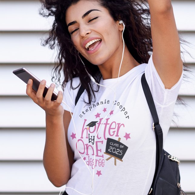 T-shirt Amusant Grad 2025 Pink Text Hotter D'Un Degré (Créateur téléchargé)