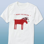 T-shirt Amusant vacances à l'orignal<br><div class="desc">Merry Kiss Moose drôle rouge et blanc conception de vacances de Noël avec un orignal ou un wapiti fantaisie avec un tas de mistletoe attaché à son bois, dans l'espoir d'un baiser enjoué. Parfait pour les amoureux des animaux, que ce soit pour les vacances d'hiver ou Noël en juillet. Modifiez...</div>