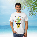 T-shirt Ananas Mele Kalikimaka<br><div class="desc">Ce T-shirt amusant Mele Kalikimaka présente un ananas jaune décoré comme un sapin de Noël et portant des lunettes de soleil ! Le texte est personnalisable. Utilisez l'outil de conception pour modifier la taille, le style ou la couleur du texte. Parce que nous créons notre oeuvre, vous ne trouverez pas...</div>