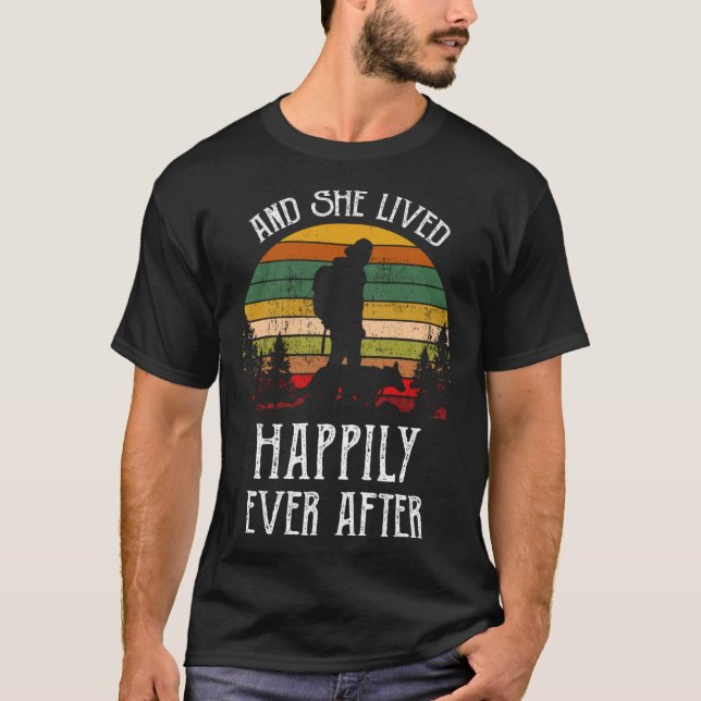 T-shirt And She Lived Happily Ever After Hiking  Trekking (Devant)