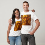 T-shirt Androïde yeux rouge feu<br><div class="desc">Affichez votre passion pour les androïdes et le futur avec ce t-shirt au design doré saisissant. Le visage robotique intense aux yeux rouges semble venir d’un autre monde : entre science-fiction, technologie avancée et esthétique cyberpunk. Ce visuel puissant attire l’attention et plaît aux amateurs de cyborgs, robots intelligents et univers...</div>