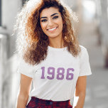 T-shirt Anniversaire | Moderne tendance stylish mignon vio<br><div class="desc">T-shirt de l'année de naissance sur mesure "1986" élégant et tendance dans la typographie moderne minimaliste en bloc style collège style lilas violet. Le cadeau d'anniversaire parfait pour célébrer votre année de naissance,  d'établissement et de vintage qui peut être facilement personnalisé avec votre propre année.</div>