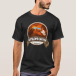 T-shirt Antelope Canyon Arizona Travel Badge<br><div class="desc">Antelope Canyon design photoréaliste. Le Navajo Upper Antelope Canyon est un canyon à fente dans le sud-ouest américain.</div>