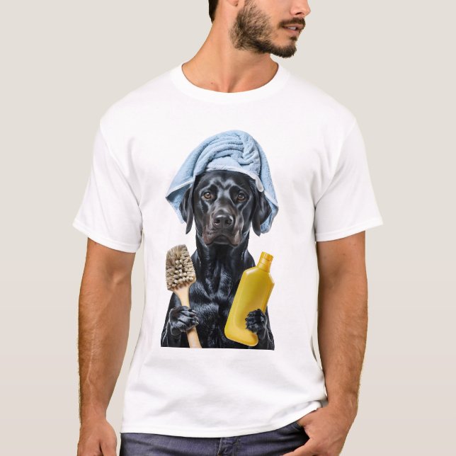 T-shirt Anthropomorphes Black Labrador Portant une serviet (Devant)