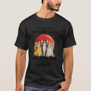 T-shirt Août Ne Sous-Estime Jamais Une Vielle Dame Qui Aim