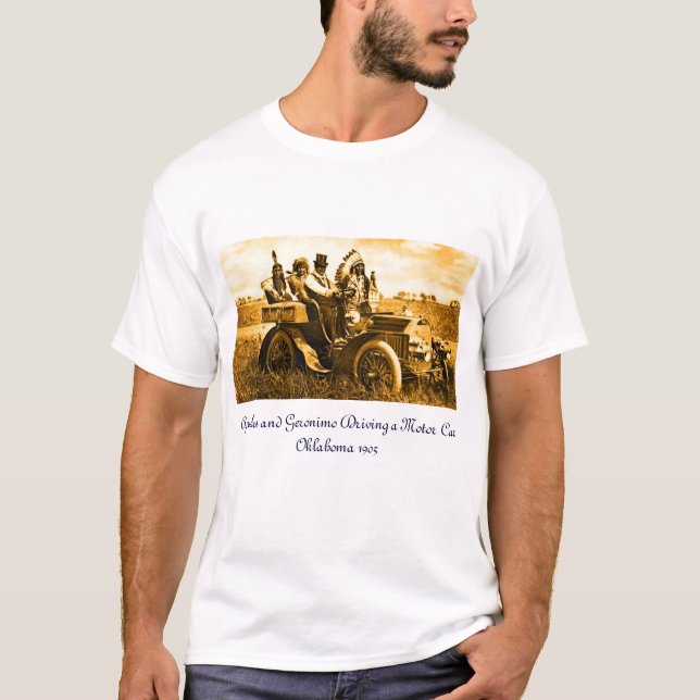 T-SHIRT APACHES ET GERONIMO CONDUISANT UNE VOITURE À MOTEU (Devant)