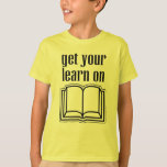 T-shirt Apprenez-en sur<br><div class="desc">Représenter l'apprentissage ! Cette conception présente une illustration en noir et blanc d'un livre ouvert avec les mots "Get Your Learn On". Un cadeau parfait pour un enseignant, un bibliothécaire ou un cadeau de retour à l'école. Nerds, geeks et dortoirs vont adorer ces modèles rétro qui montrent de la fierté...</div>