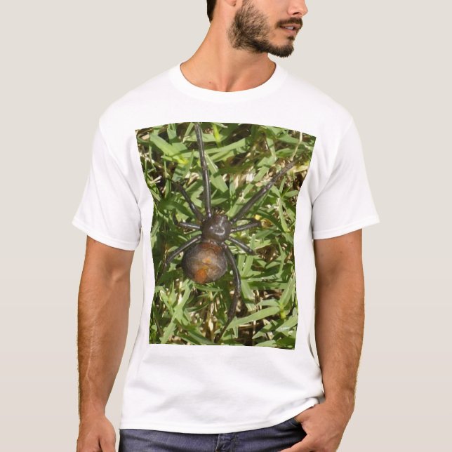 T-shirt Araignée De Raideur Sur L'Herbe Verte, (Devant)