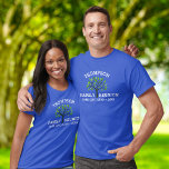 T-shirt Arbre de réunion familiale, Nom de famille, emplac<br><div class="desc">Célébrez votre famille avec ce superbe T-shirt avec un arbre généalogique entouré de votre nom de famille et emplacement de réunion en texte blanc - ajoutez facilement d'autres lignes de texte personnalisé. Idéal pour les réunions de famille et les rassemblements.</div>
