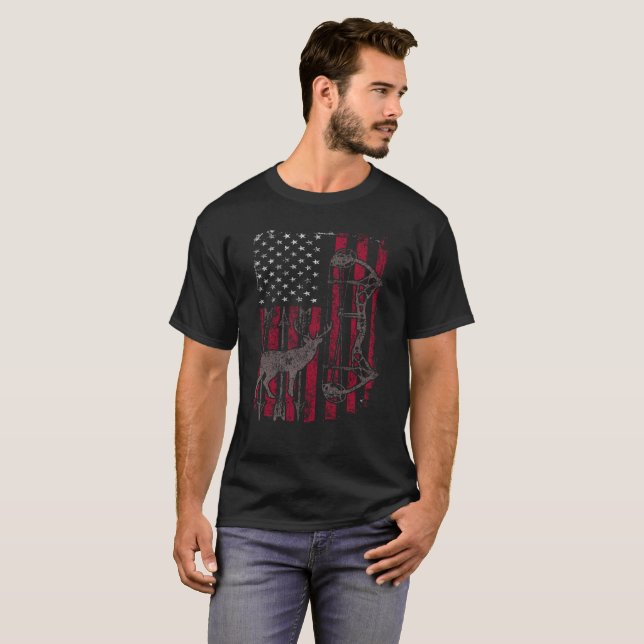 T-shirt Arc de cerfs communs de drapeau américain chassant (Devant entier)