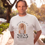 T-shirt Arc moderne Photo Fier papa de 2025 Diplômé<br><div class="desc">Arc moderne Photo Fier papa de 2025 Diplômé. Surtout pour les papas des étudiants nouvellement diplômés à porter avec fierté. La photo de votre élève est en forme d'arc, et l'année grande et audacieuse, avec le nom du diplômé. Personnalisez facilement le texte au besoin et remplacez la photo par votre...</div>